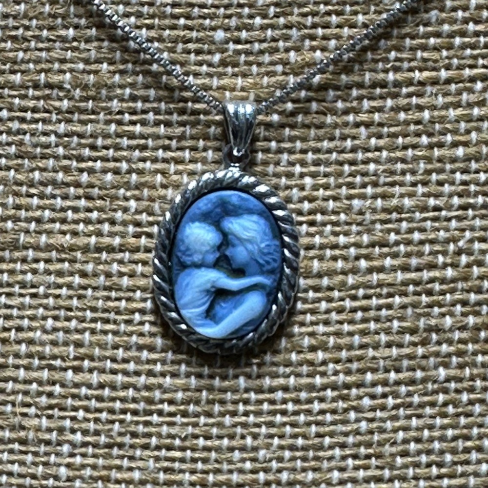 Elegant Silver Cameo Mother and Child Pendant Necklace - Picture 3 of 6